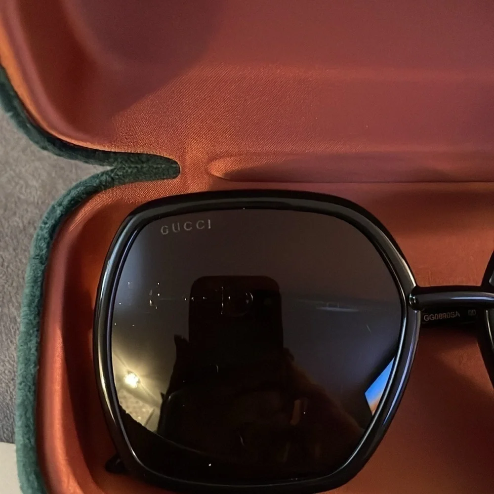 NWOT GUCCI BLACK OVERSIZED SUNGLASSES WITH PAPERWORK - Picture 2 of 7